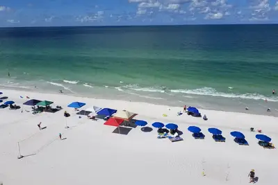 Image de Profitez du sable blanc du golfe du Mexique dans un condo luxueux et spacieux.