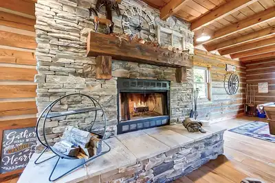 Image de Grande cabane en rondins dans un magnifique domaine agricole privé à seulement quelques minutes de Cincinnati!