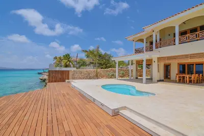 Image de villa en bord de mer Dushi Lugar avec accès privé direct à la mer