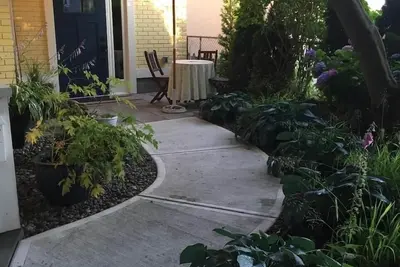 Image de Charmante suite  privée de 2 chambres sur jardin à Vancouver
