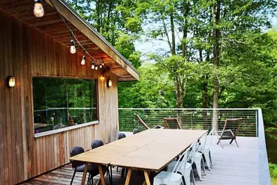 Image de Maison De Style Mid-Century Sur Un Lac Privé