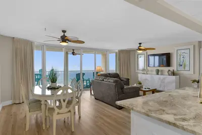 Image de Glamorous Condo 2 Chambres. Comprend Saisonniers Chaises De Plage & Wi-Fi.