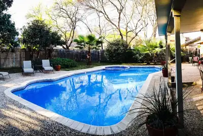 Image de Bain à remous, piscine et maître en bas! À quelques minutes des attractions de San Antonio!
