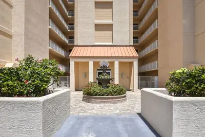 Image de Direct Oceanfront Luxury Condo - À quelques pas de la plage!