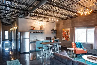 Image de Suite moderne et industrielle de 1050 pieds carrés pouvant accueillir 6 personnes
