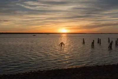 Image de East Hampton 3br / 3ba maison sur une plage privée! Vue imprenable sur le port!