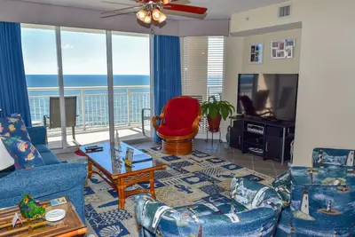 Image de 2 Bedroom 2 Bath Condo Oceanfront avec vue imprenable sur l'océan et de nombreux équipements! Piscine en plein air /, Jacuzzi extérieur Lazy extérieure rivière Wifi et une salle de remise en forme!