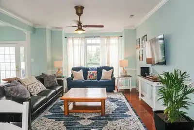 Image de Maison de ville magnifiquement rénovée dans un village de cinq points