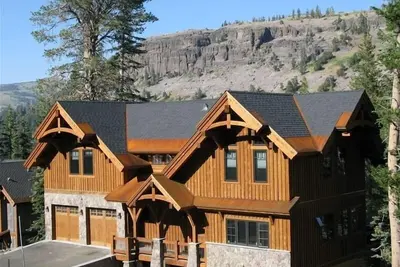 Image de Kirkwood Luxury Palisades Home entre les chaises 6 et 7.