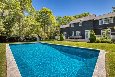 Image de Maison de designer avec piscine. Vélo à la ville et à la plage! <br>Séjour minimum de 15 nuits