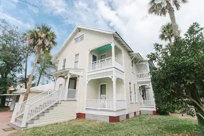 Image de Maison victorienne - emplacement idéal au centre-ville!
