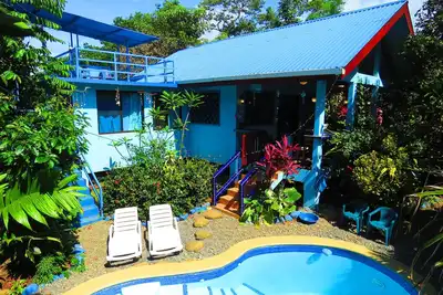 Image de Casa Azul & Pool - Oasis tropicale luxuriante - WiFi \/ Ac \/ Vélos \/ Planches - Emplacement parfait