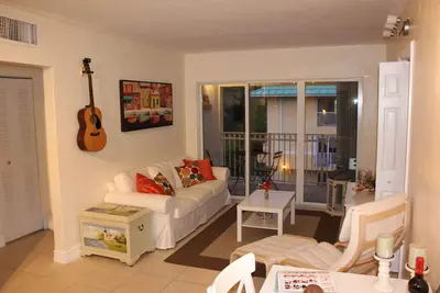 Image de Impressionnant et relaxant 2Bdr \/ 1bthr. Super emplacement et bon rapport qualité-prix.
