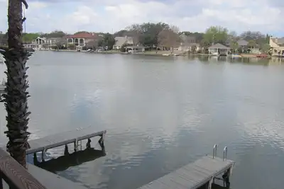 Image de Maison de ville au bord du lac avec quai pour bateaux près de l'hôtel