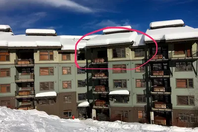 Image de * Penthouse De Luxe Ski In / Out Sur La Montagne Rouge * Hot Tub * Vues Sur La Montagne * Bons Tarifs *