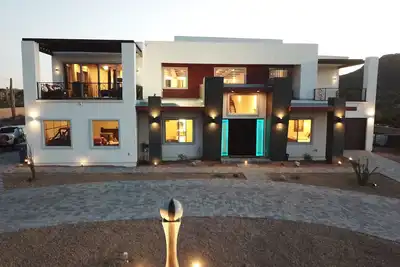 Image de 5 étoiles ***** Couchages 26 6 Chambres 6 Salles de bain 6, 000 Sq Ft Modern Superstition Mnt Estate