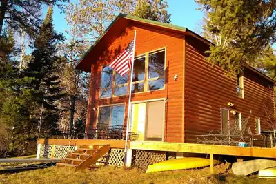 Image de Hayward Lakefront - Superbe cabine, quatre saisons de plaisir pour jusqu'Ă 21 personnes