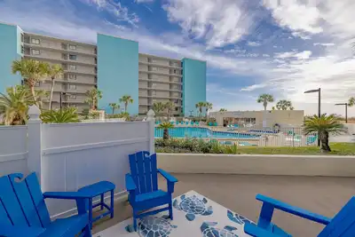 Image de Rez De Chaussee bord de mer avec terrasse! Chaises de plage gratuite à partir 1 mars