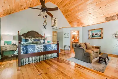 Image de ❀ Décor de cabine rustique, lit king size, bain à remous, plafond voûté, foyer au gaz ❀