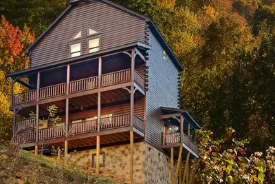 Image de Luxe spacieuse Log Home Convenient au centre-ville, sans frais cachés