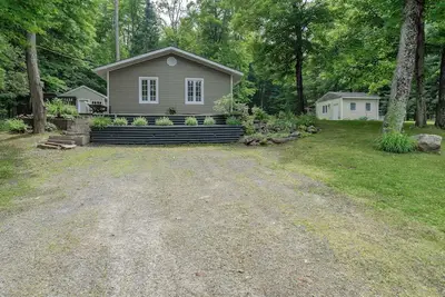 Image de Cottage 4 saisons au lac Vernon - Parfait pour les familles!