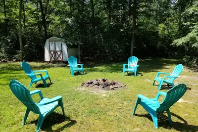 Image de Calme et privé avec foyer à l'arrière!
