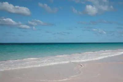 Image de Belle maison en bord de mer avec piscine