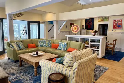 Image de Lumineux, coloré, confortable maison près de la plage et des activités.
