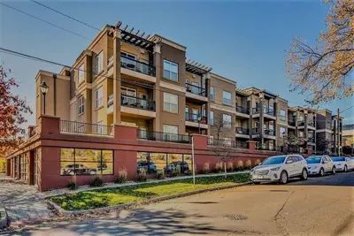 Image de Tous les nouveaux meubles, garage chauffé, emplacement de bâtiment plus récent en font un incontournable!