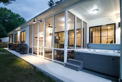 Image de Nouvelle maison du lac moderne + apt pour 15 w \/ Hot Tub