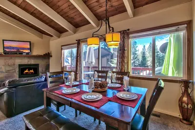 Image de Village Town Home W / Clubhouse piscine, bain Ă remous, tennis et billard!