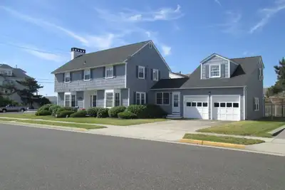 Image de Spacieux, 4-Br Maison, 12 personnes! 4e Maison de la plage et 2 blocs à la ville!