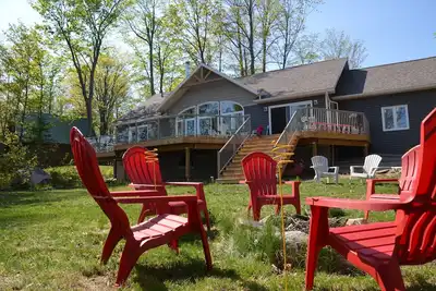 Image de Fox Run: Lakefront Waterfront avec des vues impressionnantes et des détails de luxe