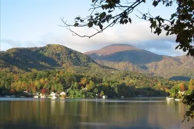 Image de Magnifique maison familiale au bord du lac avec vue Ă un million de dollars!