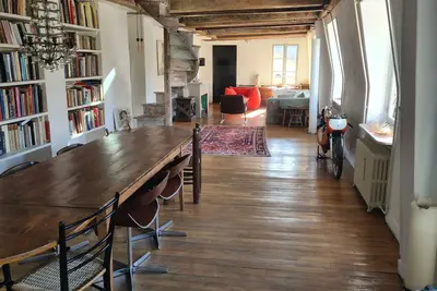 Image de Immense. 4beds En Marais objets Bldg. Calme, ensoleillé et central.