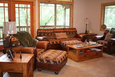 Image de Cozy 3 Story Cabin - Près de la rivière et du lac