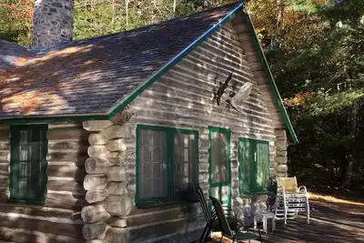 Image de Cabine rustique Lakeside avec commodités modernes.