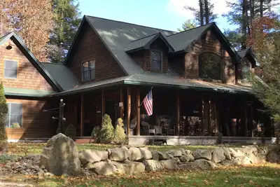 Image de Grande maison Adk sur terrain boisé privé, accès au lac, et 40 quai de pied