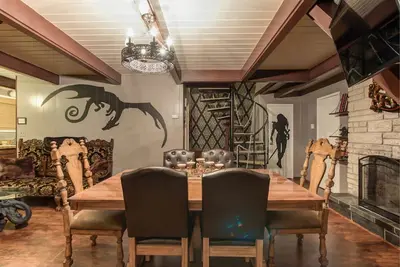 Image de Medieval Themed 2-Story Villa Près de la plage, Convention Center, au centre-ville