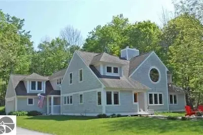 Image de Maison privée, calme et au bord de l'eau avec 114 pieds de plage sur la baie de Suttons