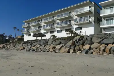 Image de Ocean Front Condo avec Private Upper Beach et à quelques pas de l'eau