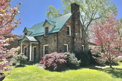 Maison au bord de la rivière, accessible à pied au spa Hot Springs et au centre-ville - Red Bridge Cottage