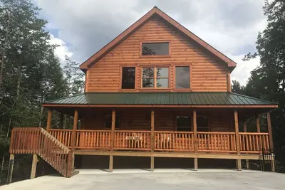 Image de Cabine de luxe nouvellement construite, 3 étages, vues panoramiques, 0. 7 mi à Pigeon Frge, 8 Tv Roku
