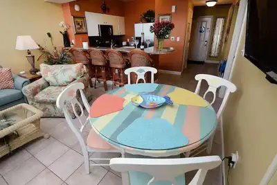 Image de ARRÊTEZ! Regardez! Aucun Frais D'AMÉNITÉ! Chaises De Plage Gratuites - 3 Bd Rm 2 1/2 Ba - Reserv PARk