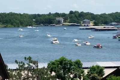 Image de Condo spacieux récemment rénové à 3 lits et 3 salles de bain, vue imprenable sur le lac, 10 personnes