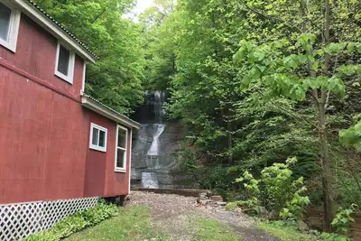 Image de Cottage Surplombant la cascade privée, à 100 mètres de Level Beach. 1 Br w \/ loft