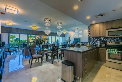 Image de Retraite de plage luxueuse avec les meilleures vues! Elégante vue sur l'océan 3 chambres 4 salles de bain
