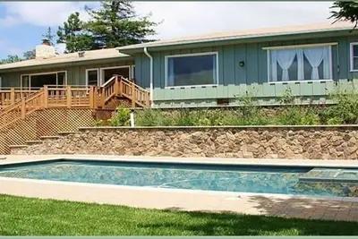 Image de Location de vacances de charme avec une vue imprenable, une piscine et plus encore!