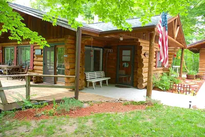 Image de Privé boisé - True Log Cabin on Pristine Spider Lake