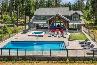 Image de Retraite Suncadia moderne avec piscine privée et bain à remous